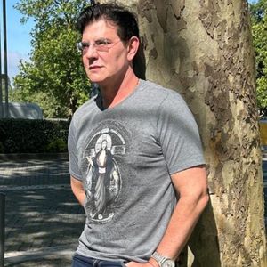 Camiseta Jesus das Santas Chagas Cinza Mescla