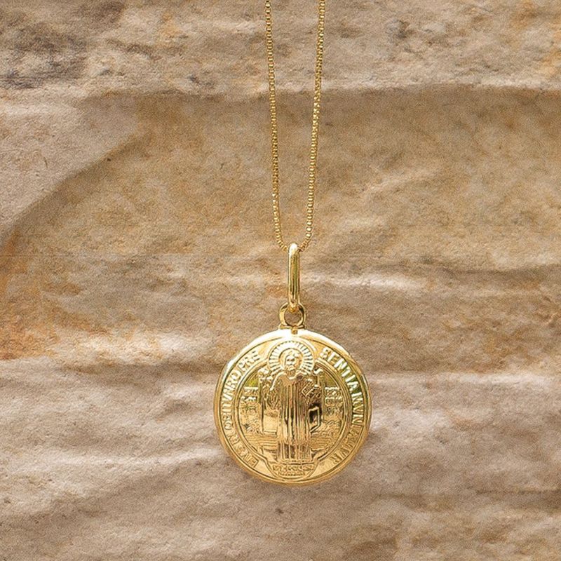 Colar Medalha de Sao Bento Semijoia Banhada a Ouro